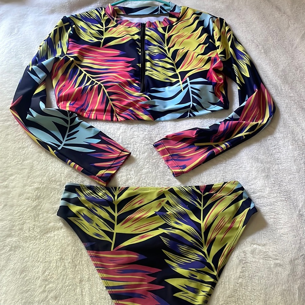 Swimsuit top and bottom ✨